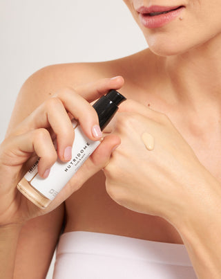 Nutridome könnyű, jól fedő és matt hatású arckrém 12 órás tartóssággal olajbarna bőrszínhez, árnyalat: 03 Nude - 2