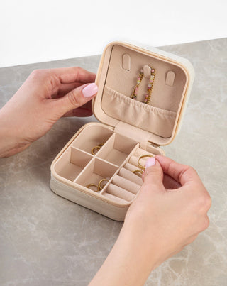 Kis ékszerdoboz rekeszekkel, görgőkkel és kampókkal, krém Mys_1 - 2
