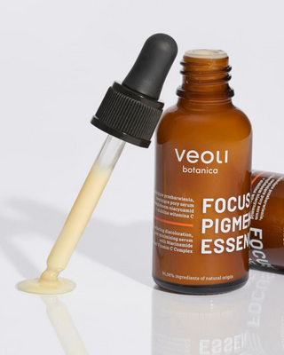 Bőr elszíneződési szérum niacinamiddal és C-vitaminnal Focus pigmentation essence Veoli Botanica - 2