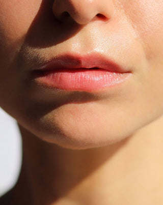 Epres ajakbalzsam, amely kiemeli az ajkak színét és ragyogást ad Aunának