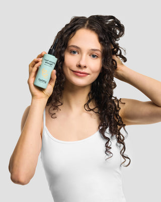 Enzimatikus fejbőrradír AHA-savval a tisztítás és a mikrokeringés serkentése érdekében a Twistytől