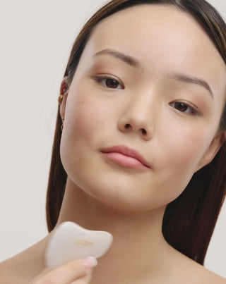 Uddo fehér jáde gua sha kő, amely csökkenti a duzzanatokat és feszesíti az arcbőrt - 4