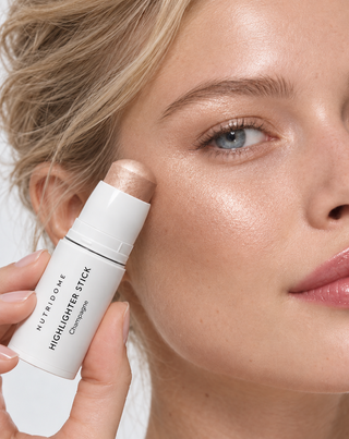 Arc- és test highlighter stiftben, ragyogó fény és simító hatás Champagne Nutridome